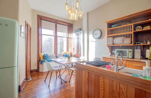 Beautiful, traditional 2 bed flat w free parking - Pass the Keys - Photo 15