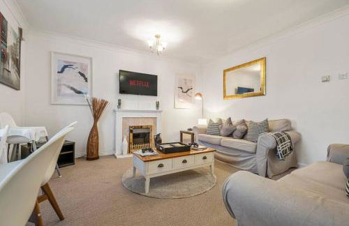 Spacious Apartment with Parking! - Photo 2