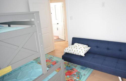 Tranquil Downtown Escape with Backyard - Photo 37