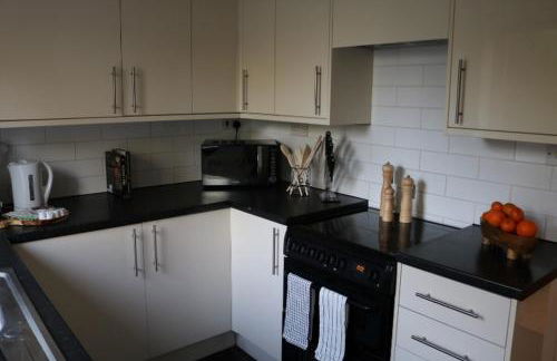 Charming 2 Bed House - Family Friendly - Foto 9