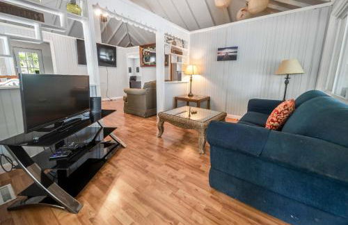 Family Lakefront Adventure House 3BR wFirepit & Scenic - Foto 35