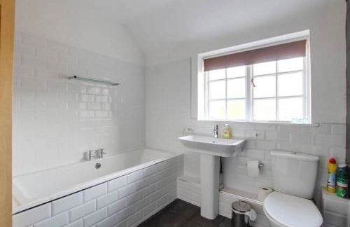 4 BR 2 Bathroom House Parking Garden St Neots Town Centre - Foto 13