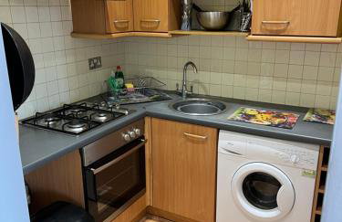 1 bedroom budget homely apartment, with free private parking and long term deals available - Foto 16