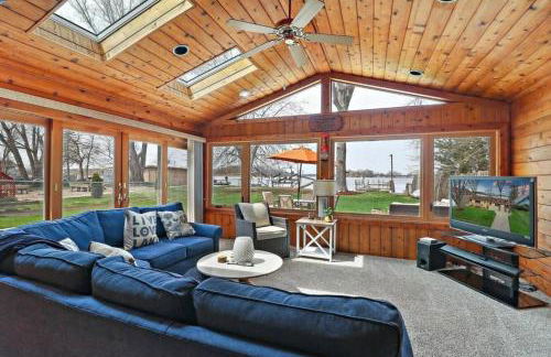 Meyers Bay Sunset Lakefront Cottage in Fox Lake with Boat Pier - Foto 1