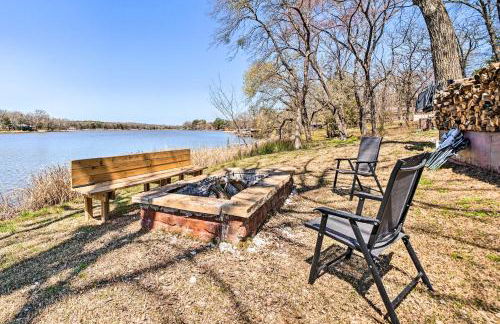 Lakefront Fort Towson Home Private Dock and 3 Decks - Foto 32