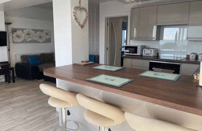 Contemporary Beachfront Bungalow With Direct Access to the Sea - Foto 15