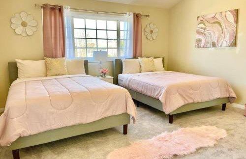 New Charming Spacious Disneyland Pool Home - Photo 26