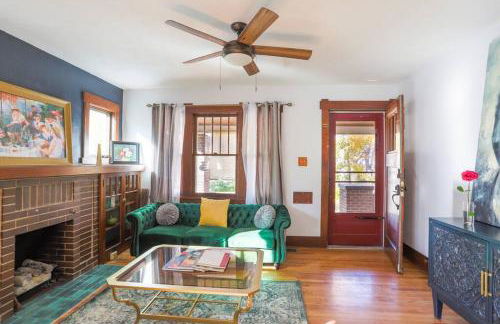 Charming 1920s Retreat Modern Kitchen 5 minutes to Dining and Med District - Foto 35