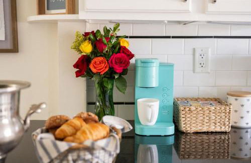 Whimsical Bluebird Cottage Hot Tub Patio Pet Friendly Central Location - Foto 29