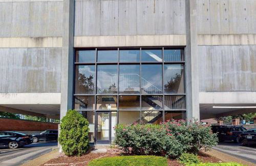 Famous MUSIC ROW 1 Bedroom Condo with FREE Parking and Pool - Foto 42