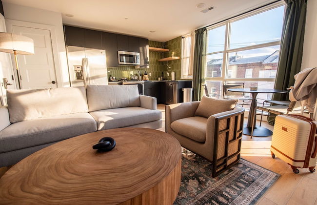 Sosuite NEW 2BR Apt w W D Split Level - Foto 1