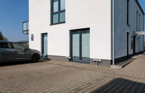 Modernes Apartment mit Terrasse & Garten, Parkplatz & 24h Self-Check-in - Foto 4
