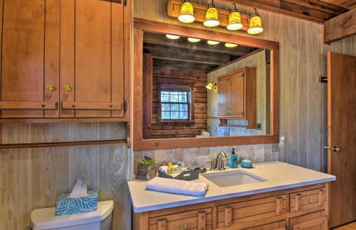 Luxe Cabin with Hot Tub on 5 Acres in Pearcy! - Foto 16