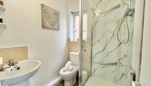 Contemporary 4-Bed home for Contractors & Families - Foto 5