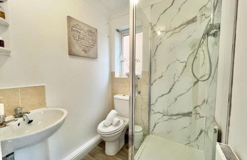 Contemporary 4-Bed home for Contractors & Families - Foto 5