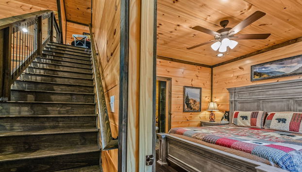 Honeysuckle Hill 2 Bedroom Cabin by RedAwning - Foto 3, Habitación