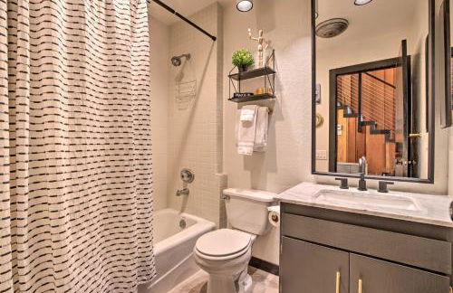 Contemporary Mountain Retreat - Walk to Slopes! - Photo 16