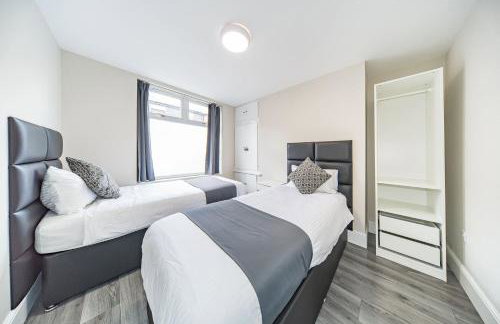 RYAN AIR I BNB - Huge 4 Bedroom House with Free Parking - Foto 36