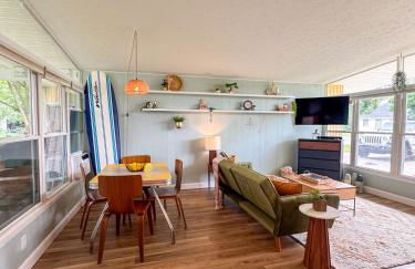 Mid-Century Modern Themed Home with Outdoor Hot Tub - Foto 23