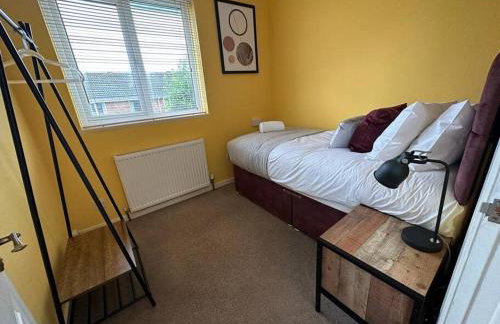 Tennyson House - Cul De Sac 3 Bedroom House for Families, Business Travellers, Contractors, Free Parking & Wifi, Nice Garden, fully furnished - Foto 5