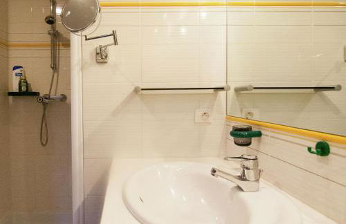 Spacious Farmhouse With Private Heated Pool in a Rustic Garden - Foto 46