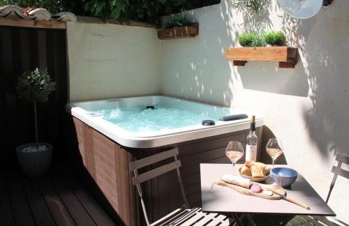 LA PETITE MAISON DE MAUSSANE *** - Foto 1