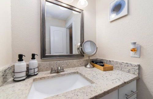 Walk to ATT-Free Parking-Min to attractions-Modern - Photo 6