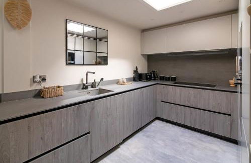 Lux Two Bedroom Home & Terrace in Stamford Centre - Foto 21