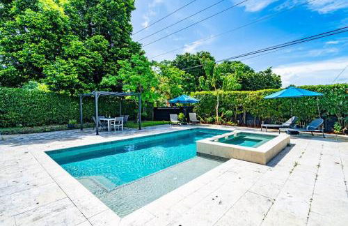 Spacious 5 Bedroom Heated Pool and Hot Tub, 12 minutes to the Beach - Foto 1