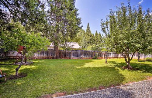 Cabin with Backyard Space - half Mi to Trinity Lake! - Foto 29