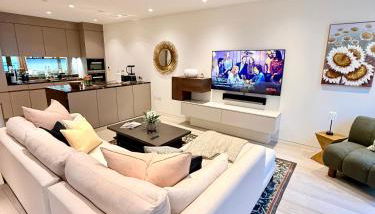 Central London Designer Home w Game Room and AC - Foto 1