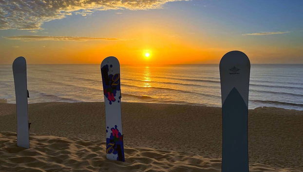 Tabla de sandboarding al atardecer