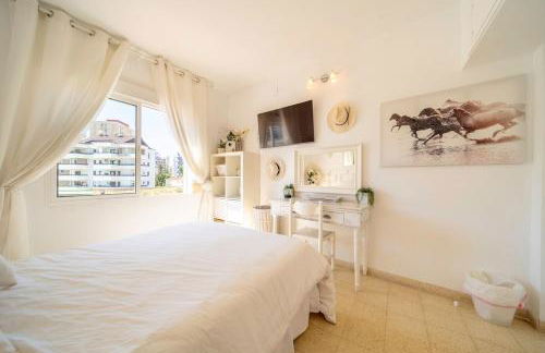 Sun-Drenched, Sea-View Apartment with Giant Patio! - Photo 7