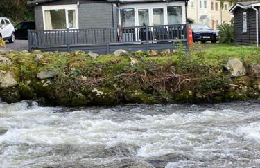 Stunning 3 Bed Riverside Cabin in Snowdonia - Photo 1