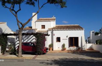 Modern 3 Bedroom Villa with Pool & Garden, Ideal for Families - Foto 2