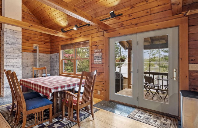 Private Lakefront - Luxury Log House - Photo 10