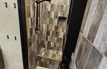 Exclusive top floor 2-bedroom flat - Photo 31