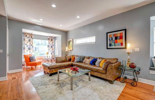 Spacious 5-BR House near Transit w Parking - Foto 24