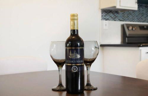 Mountain View 2BR 1 Bath Retreat with Private Lanai - Photo 11