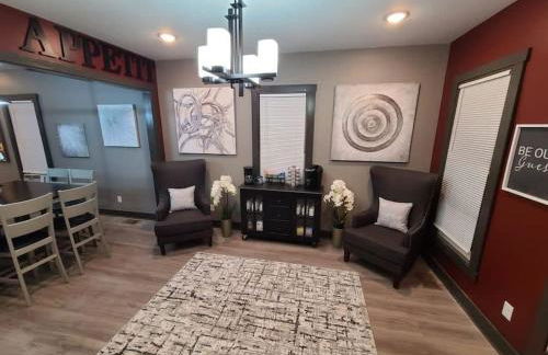 King Bed In Main Floor - Downtown Vacation Rental - Foto 43