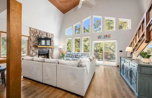 Forest Home with Deck, EV Station, King Beds - Foto 1