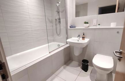 Bee City Cosy Stay - Near Train Stations and Shopping Centre with Paid Private Parking, 500Mbps Internet and Netflix - Foto 8