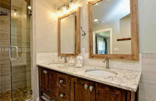 Private Pool & Hot Tub! Charming Hill Country Home Minutes to Wineries/Shops! - Foto 14