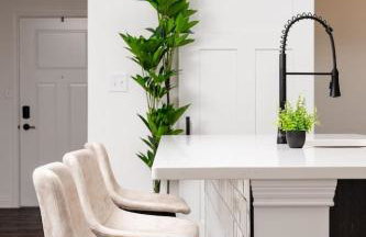 Sunrise Glow Spacious 2BR 2BA 2 King Beds Gym WFH - Foto 3