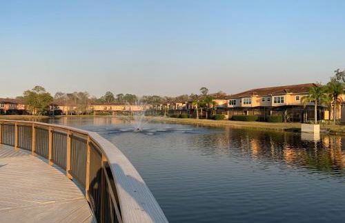 Spacious 4 BR Townhouse with 2 King Size Master Bedrooms, 3 miles to Disney, Free WiFi and Free Parking - Foto 16