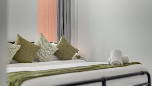 City View 2BR I Parking I King Bed I Workspace - Foto 3