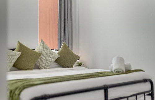 City View 2BR I Parking I King Bed I Workspace - Foto 3