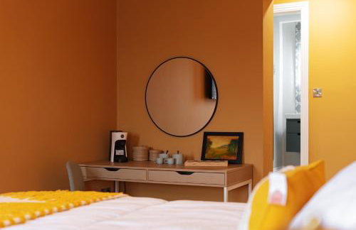 Central Whitchurch - Lowcross House Guest Bedroom 4 - Photo 4