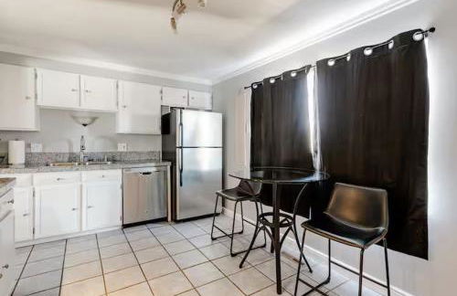 4 Bedrooms and 5 Beds with Game Room Only 5 min Drive to College and Perfect for Family's - Foto 2