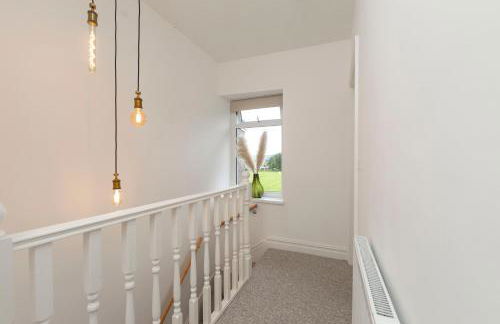 Sleeps 6. Free Wifi. Free Parking central location. - Photo 52